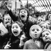 Дети смотрят историю о Георге и драконе, Париж, 1963 - Альфред Эйзенштедт (Alfred Eisenstaedt)