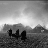 Немецкие фермеры покидают свои дома, сожженные в ходе сражения между американцами и немцами, 24 марта 1945 - Роберт Капа (Robert Capa)