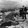 Французский рыбак рассматривает тела убитых во время высадки солдат, Омаха, июнь 1944 - Роберт Капа (Robert Capa)