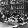 Во время триумфального парада снайпер открыл огонь, и люди в панике попадали на тротуар, Франция , 26 августа 1944 - Роберт Капа (Robert Capa)