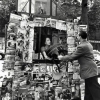 Man Handing Chair into Woman in Newsstand on Champs-Elysees, Paris, 1951 - Робер Дуано (Robert Doisneau)