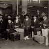 Группа итальянцев на острове Эллис. Нью-Йорк 1905 - Льюис Хайн (Lewis Hine)
