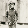 Ребенок на улице, 1910 - Льюис Хайн (Lewis Hine)