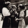 Три девочки на улице. 1910 - Льюис Хайн (Lewis Hine)