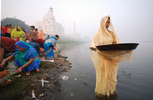 Woman praying during the Chhath Puja, a festival dedicated to the worship of the sun god, Indranil Sengupta (Hooghly, India), Photographed November 2007, Agra, India
