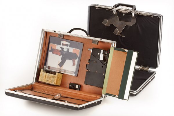 Атташе-кейс секретного агента со встроенной фотокамерой «Зоркий-6», начальная цена — 1200 евро