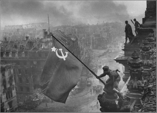 Евгений Халдей, «Знамя над Рейхстагом». Берлин. Май 1945г.