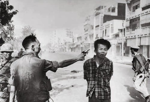Эдди Адамс - Убийство вьетнамца начальником сайгонской полиции. 1968г.