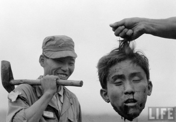 Голова убитого северокорейского партизана во время конфликта между Северной Кореей и Южной Кореей. 1952г.