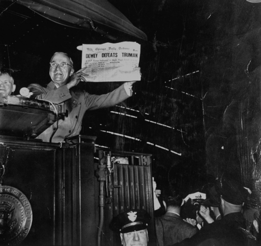 Победитель в президентских выборах Гарри Труман показывает газету с ошибочным заголовком, 2 ноября 1948, W. Eugene Smith/Time Life Pictures/Getty Images