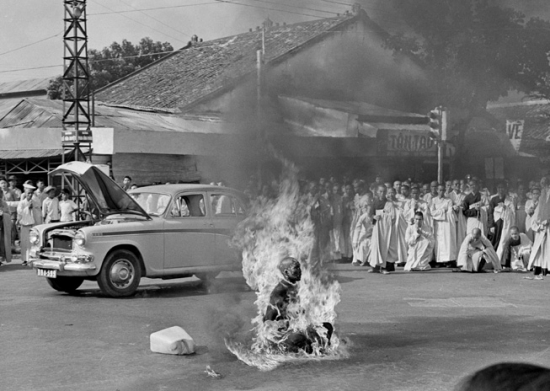 Самосожжение буддийского монаха Тич Кванг Дюка в знак протеста преследованию буддистов правительством Вьетнама, 11 июня 1963, Malcolm Browne/A.P. Photo