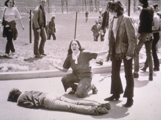 Мэри Энн Веккьо около студента Джеффри Миллера на антивоенной демонстрации, 4 мая 1970, John Filo/Getty Images