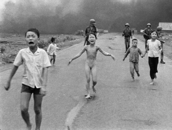 Южновьетнамские солдаты и дети бегут от напалмовой бомбардировки, 8 июня 1972, Nick Ut/A.P. Photo